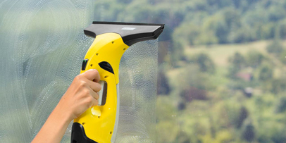 Nettoyer la fenêtre à l'aide du lave-vitres